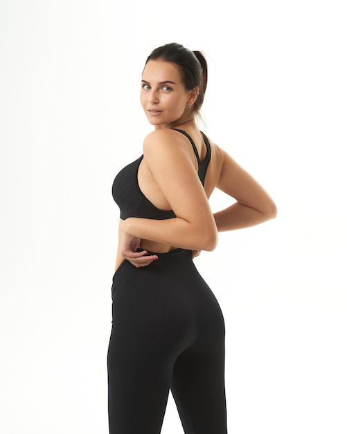 Giovane donna snella che posa in biancheria intima e leggings glutei posteriori femminili concetto bellezza corpo e cura della pelle medicina salute spa cosmetici