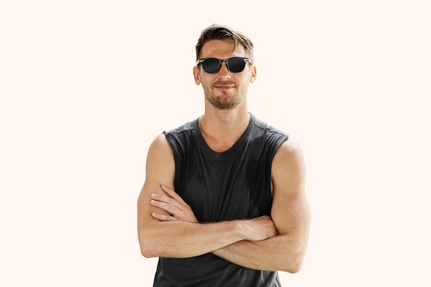 사진 젊은 똑똑한  ⁇ 스터 패션 아메리칸 남성 여름 수갑없는 티셔츠 옷 선글라스 서 팔을  ⁇ 어  ⁇ 은 배경에 고립