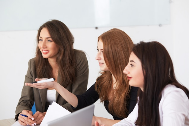 Giovani donne sorridenti di affari che lavorano nuovo progetto all'ufficio.