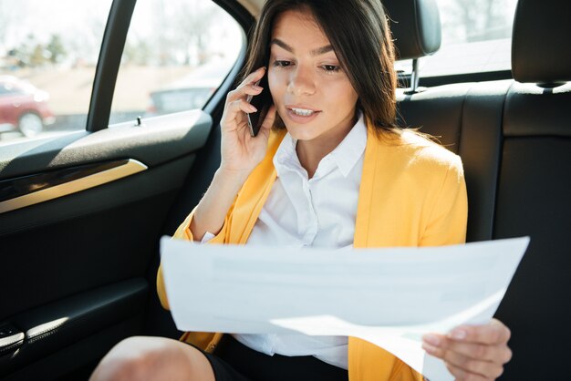 Photo young smiling businesswoman talking on the phone