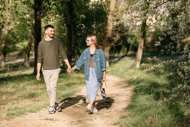 Foto giovani coppie sorridenti che godono nel parco.