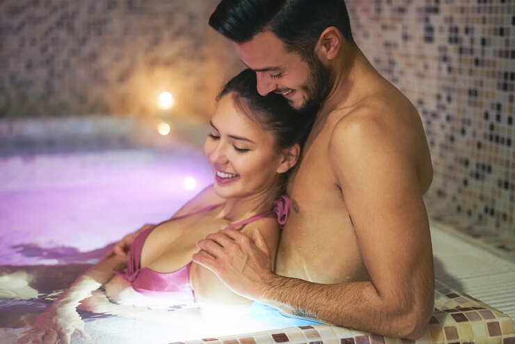Photo young smiling couple romancing in bathtub