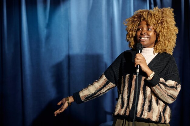 Photo young smiling female stand up comedian