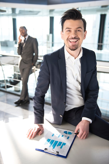 Foto giovane uomo sorridente che lavora