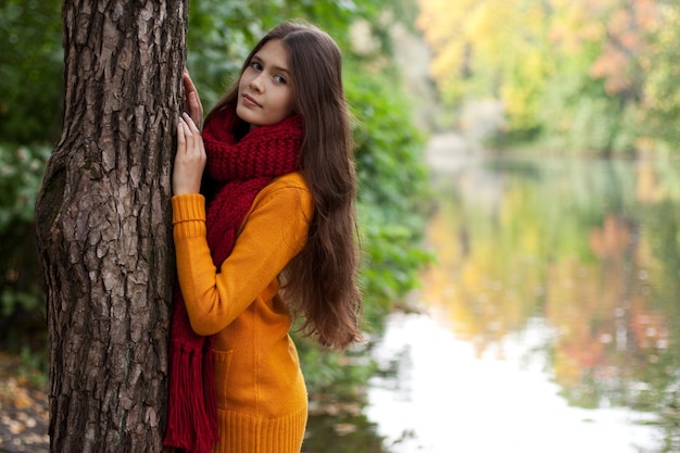 秋の公園で若い笑顔の女性