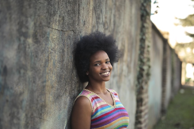 Foto giovane donna sorridente in un parco