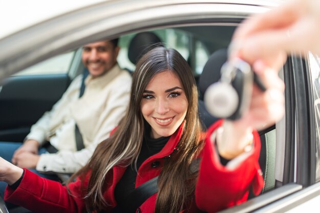 Photo young smiling woman taking her car keys