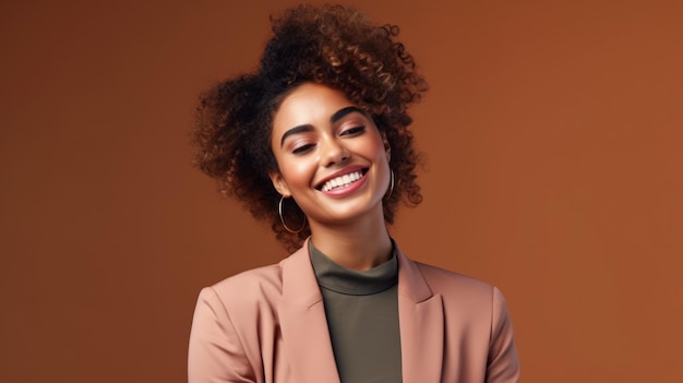 Молодая улыбающаяся деловая женщина позирует на мягком цветном фоне