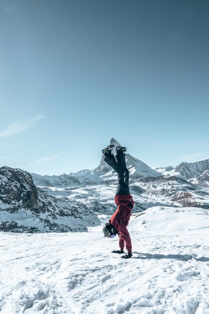 Молодой сноубордист проводит зимние каникулы в церматте возле знаменитого пика маттерхорн