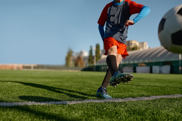 Photo young soccer goalie starting game kicking ball from white goal line