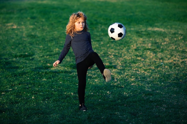 축구공이 있는 운동복을 입은 젊은 축구 선수 쾌활한 어린 소년은 축구 축구 스포츠를 즐깁니다.
