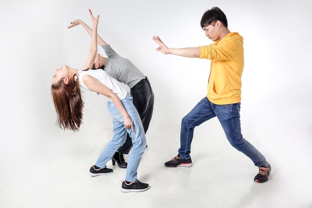 동남아시아의 젊은 혼혈 남성, 여성, 중국인, 말레이인, 남성, 공중에서 밀어, 두 여성, 질, 구부러진 무술, 운동, 움직임, 날아갔습니다.