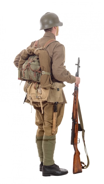 молодой советский солдат с винтовкой