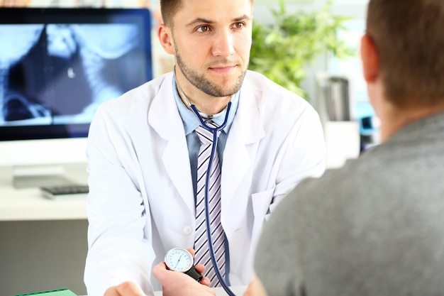 Foto giovane specialista in gabinetto di clinica