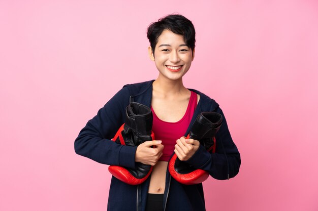 권투 장갑 격리 된 분홍색 벽에 젊은 스포츠 아시아 여자