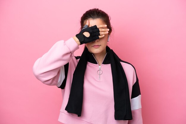 Foto giovane donna brasiliana sportiva isolata su sfondo rosa che copre gli occhi con le mani non voglio vedere qualcosa