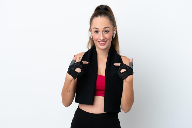 Photo young sport caucasian woman isolated on white background with surprise facial expression