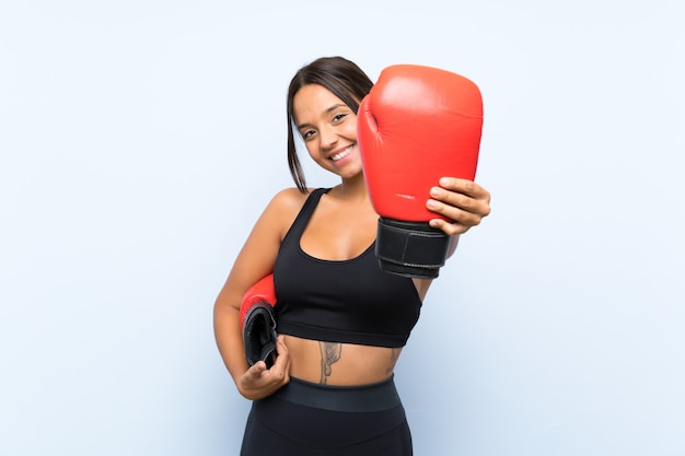 Ragazza giovane sportivo con guantoni da boxe