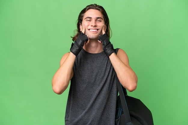 Photo young sport handsome man isolated on green chroma background smiling with a happy and pleasant expression