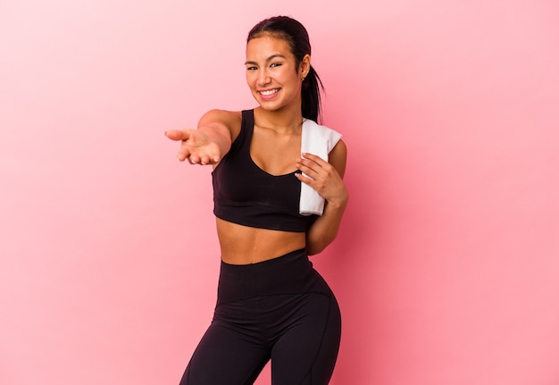 Young sport venezuelan woman isolated on pink background