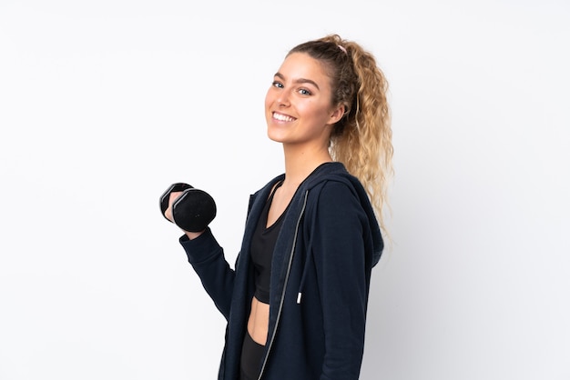 Foto giovane donna di sport che fa sollevamento pesi isolato su bianco sorridente