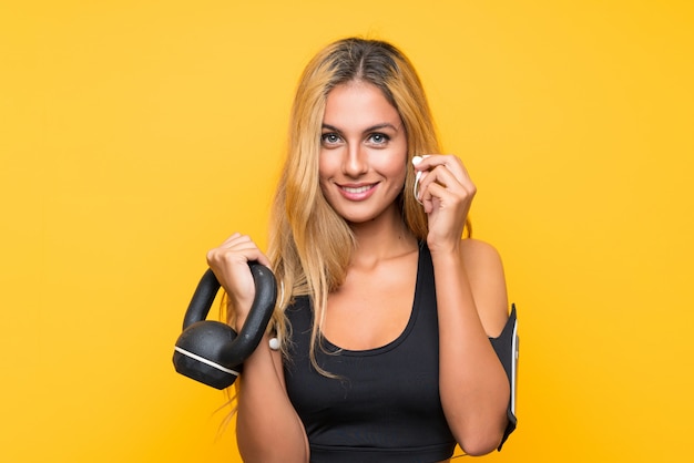 Giovane donna di sport che fa sollevamento pesi con kettlebell