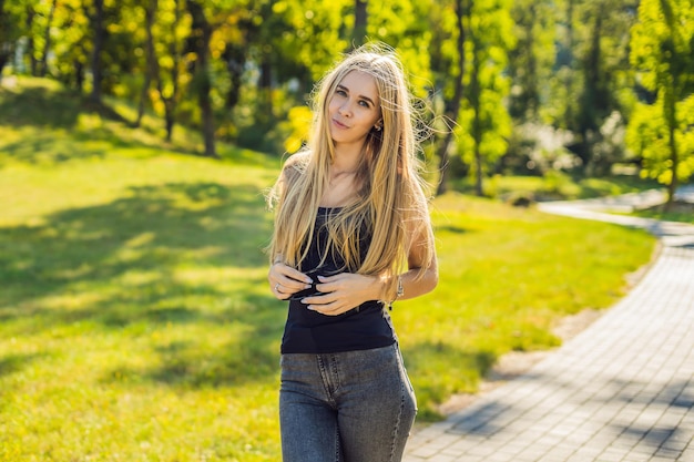 公園でポーズをとる若いスポーツの女の子。