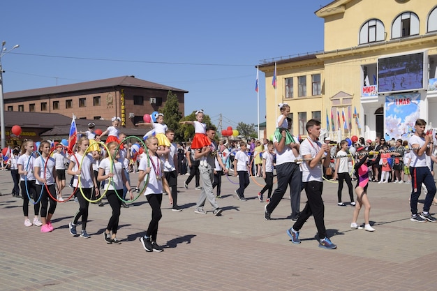 Фото Молодые спортсмены городских спортивных школ празднуют первое мая день весны и работы первомайский парад на театральной площади в городе славянсконкубань