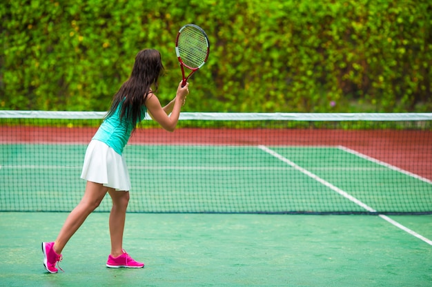 열 대 휴가에 테니스를 재생하는 젊은 sportswoman