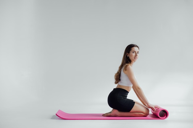 Молодая спортивная женщина-тренер практикует индивидуальную подготовку инструктора по хатха-йоге