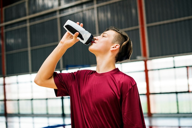 スポーティーな飲み物や水を飲む若いスポーティーな男