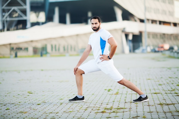 スポーツウェアで屋外トレーニングをする若くてスポーティーな男