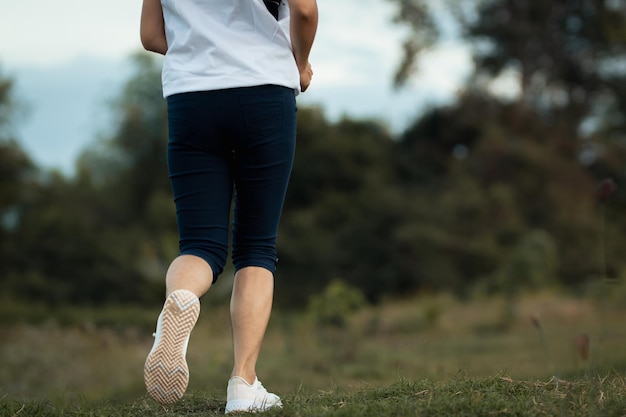 Foto giovane sportivo magro asia donna allenatore internet video formazione online istruttore di hatha yoga moderno schermo portatile meditare postura sukhasana rilassarsi respirare sedile facile posa palestra concetto di stile di vita sano.