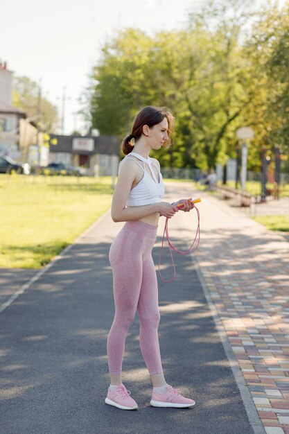 Giovane donna sportiva che fa sport all'aperto esercizi di fitness