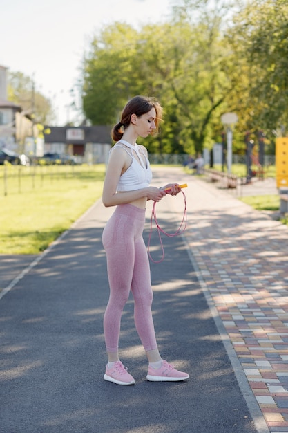 スポーツアウトドアフィットネスエクササイズをしている若いスポーティな女性