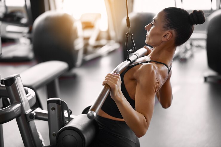 Photo young sporty woman doing workout in the gym