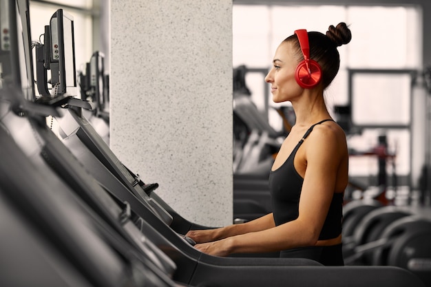 Photo young sporty woman doing workout in the gym