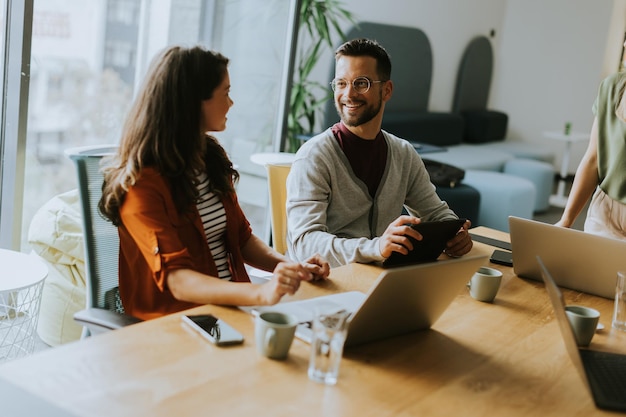 Foto giovane squadra di start-up che lavora nel moderno ufficio