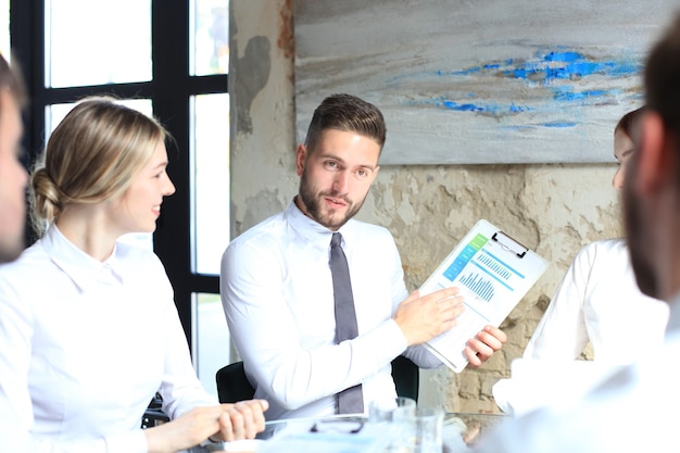 Foto riunione di brainstorming di lavoro di squadra di giovani imprenditori di startup per discutere l'investimento.