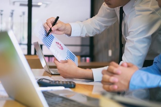 Lavoro di squadra di giovani imprenditori start-up.