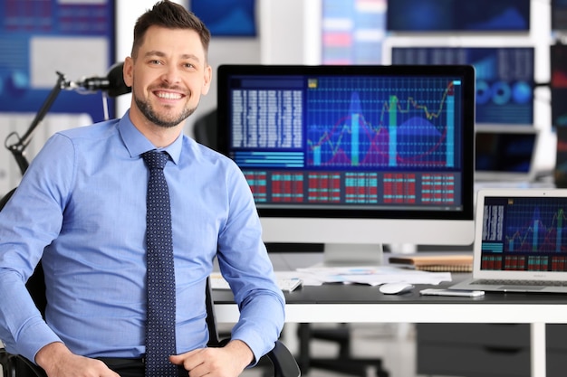 Photo young stock exchange trader at workplace