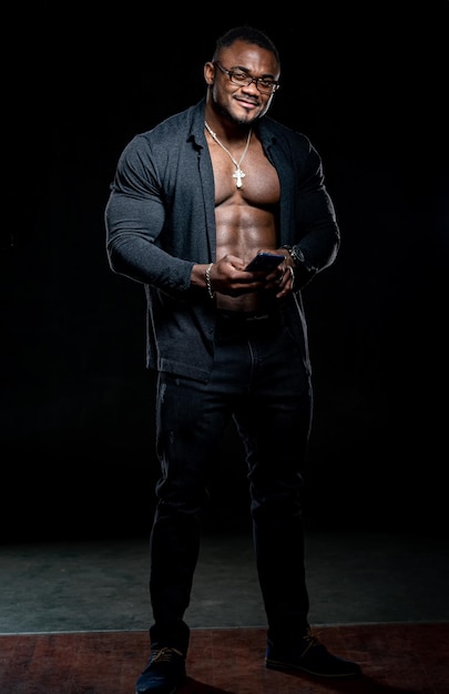 Photo young strong macho sexy shirtless muscular man on dark background