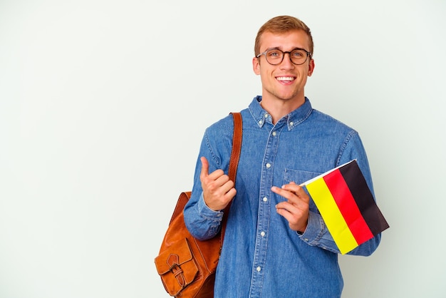 흰색 배경에 고립 된 독일어를 공부하는 젊은 학생 백인 남자