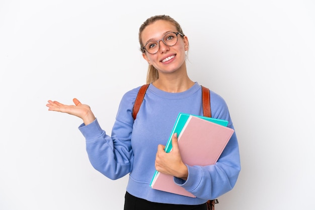 来るように誘うために手を横に伸ばして白い背景で隔離の若い学生白人女性