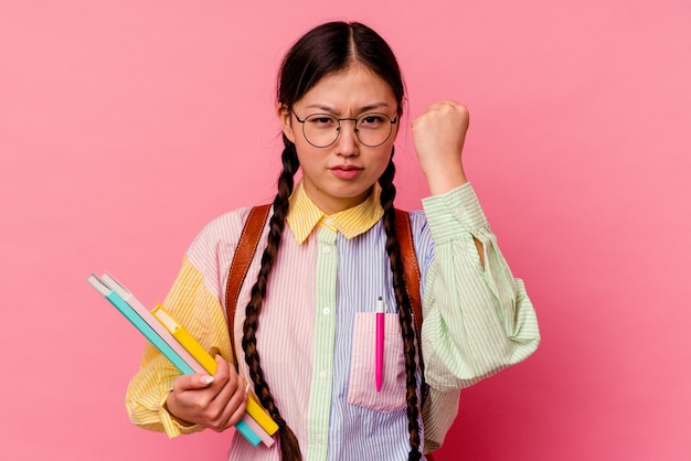 Donna cinese giovane studente isolata su sfondo rosa