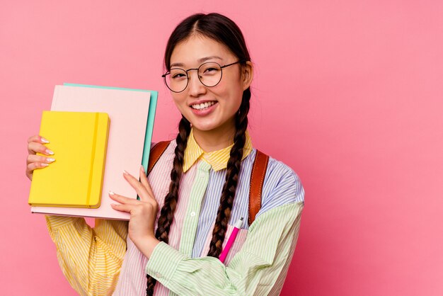 Foto donna cinese giovane studente isolata sulla parete rosa