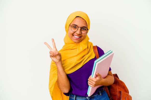 Foto giovane studentessa musulmana che indossa un hijab isolato su sfondo bianco che mostra il numero due con le dita.