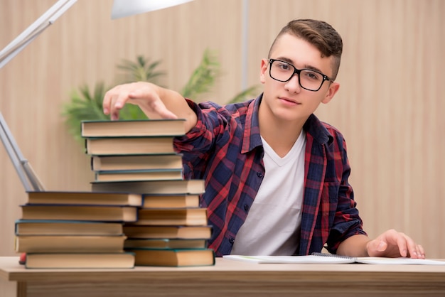 Giovane studente che si prepara per gli esami scolastici