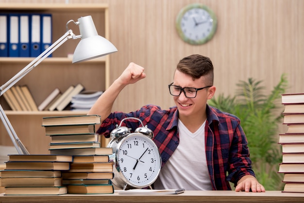 Giovane studente che si prepara per gli esami scolastici