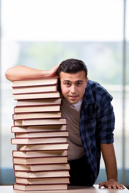 Foto giovane studente che si prepara per gli esami scolastici